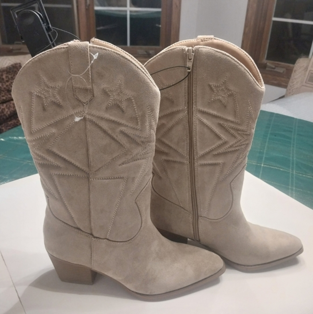 Faux‎ Suede NWT Embroidered Cowboy Boots Size 8.5 Beige Western Rodeo Festival
